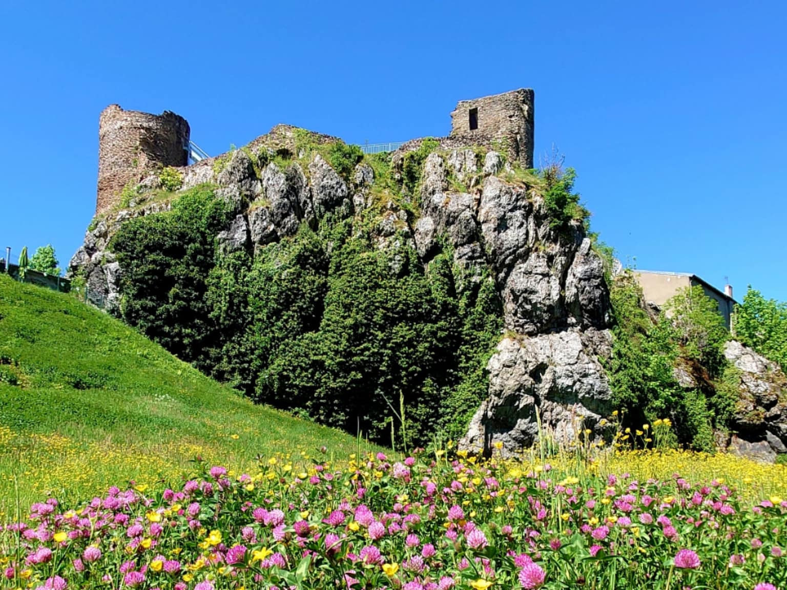 Aux merveilles d'Ys proche du Château de Rochetaillée - Loire